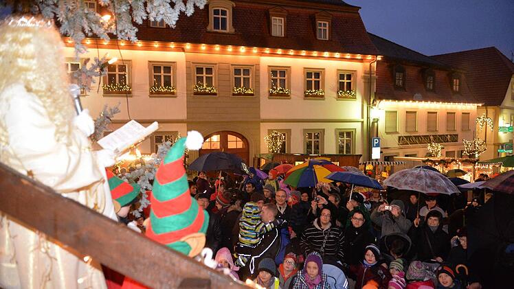 Das Christkind mit den beiden Wichteln vor den Marktbesuchern