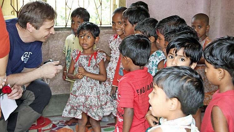 Holger Göbel hilft den Kindern in der Schule im Dorf Piali bei Kalkutta.  Fotos: privat