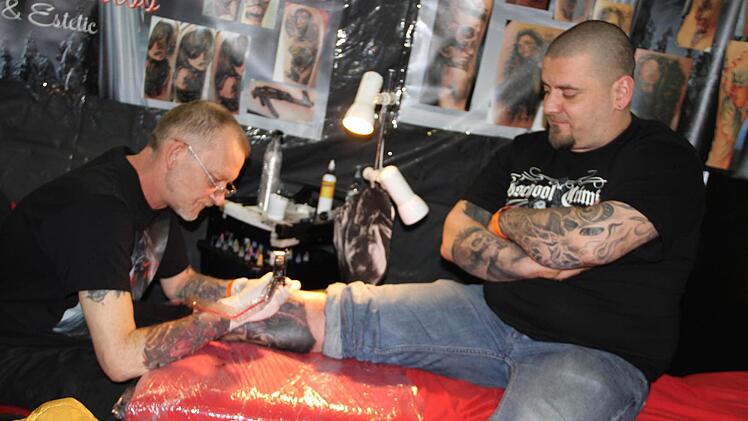 Stillhalten und Aushalten gehört beim tätowieren einfach dazu.