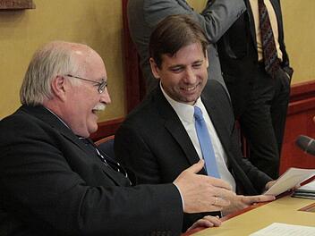 Auf gute Zusammenarbeit: Regierungspräsident Wilhelm Wenning (l.) plaudert mit Landrat Hermann Ulm. Fotos: Josef Hofbauer