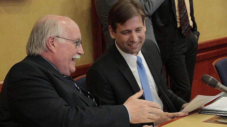 Auf gute Zusammenarbeit: Regierungspräsident Wilhelm Wenning (l.) plaudert mit Landrat Hermann Ulm. Fotos: Josef Hofbauer