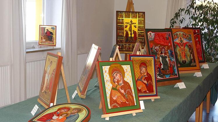 Neben Gerhard Rießbeck präsentierte das Künstlerehepaar Eichler aus Ebern beim Gemeindefest seine Kunstwerke. Foto: Johanna Eckert