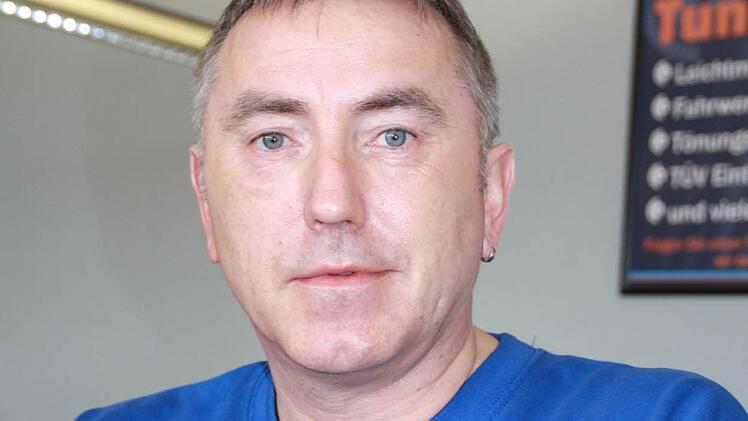 "Der Durchgangsverkehr fehlt uns natürlich", sagt Filialleiter Bruno Kempf von der Firma "Reifen Müller" in der Würzburger Straße. Immerhin hat der Betrieb eine eigens eingerichtete Ein- und Ausfahrt, aber: "Bald geht das Umsetzen von Winter- auf Sommerreifen los, mal sehen wie das klappt", hat Kempf auch Bedenken: Bis zu 100 Fahrzeuge kommen dann eigentlich in die Niederlassung. Treue Kunden hätten sich bereits erkundigt und angemeldet, ihnen kann Kempf die Mitteilung der Baufirma weitergebe...