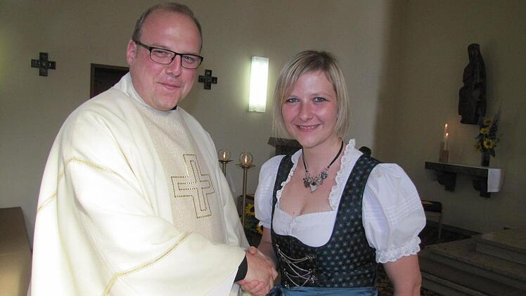 Der Vorsitzenden des Creidlitzer Pfarrgemeinderates, Kathrin Volk-Hofmann, fiel der Abschied von Kaplan Norbert Förster schwer. Foto: Martin Koch