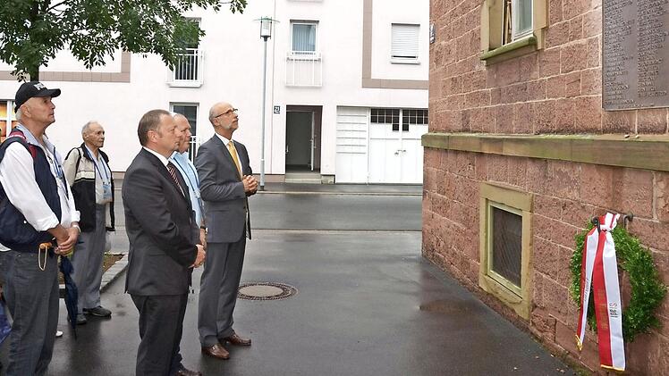 Vor dem Bethaus legte eine Delegation zum 15-jährigen Bestehen der Partnerschaft einen Kranz nieder.  Foto: Peter Rauch