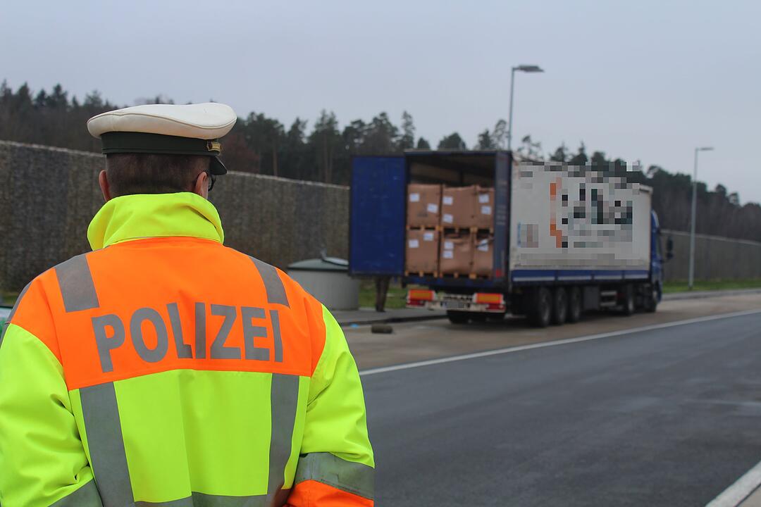 Auf der A6 im Kreis Ansbach sind sechs Flüchtlinge in einem Lkw entdeckt worden. Die Männer hatten möglicherweise mehrere Tage kein Essen oder Trinken.