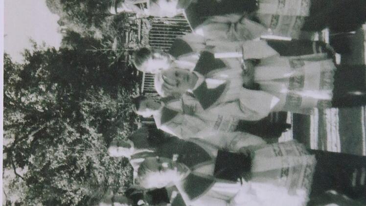 Nach der Weihe der Langen Brücke in Lichtenfels am 5. Oktober 1947 zieht Weihbischof Landgraf zusammen mit dem liturgischen Dienst und den Honoratioren über die Brücke.Stadtarchiv Lichtenfels