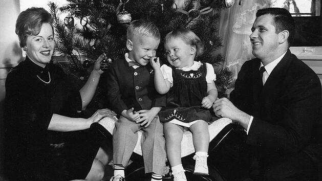 Pl&auml;tzchenduft, der Weihnachtsbaum und die Familie, vereint in Harmonie. So stellen wir uns Weihnachten vor. Aber so war es nicht immer. Die wahre Geschichte. Symbolfoto: dahmenj /pixabay.com