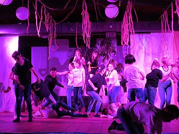 Blut fließt rot -Die Kinder auf der Insel gehen aufeinander los beim Theaterstück "Herr der Fliegen" am Frobenius-Gymnasium Hammelburg. Foto: Doris Bauer