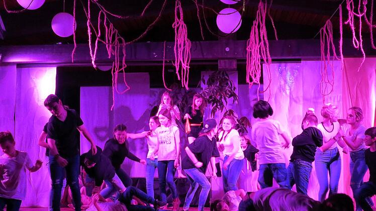 Blut fließt rot -Die Kinder auf der Insel gehen aufeinander los beim Theaterstück "Herr der Fliegen" am Frobenius-Gymnasium Hammelburg. Foto: Doris Bauer