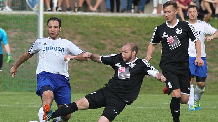 Meeders Kapit&auml;n Kolja Wunsch (schwarzes Trikot) geht mit Kampfgeist voran: Hier im Duell mit Andre Carl vom SV Gro&szlig;garnstadt Lisa H&uuml;mmer
