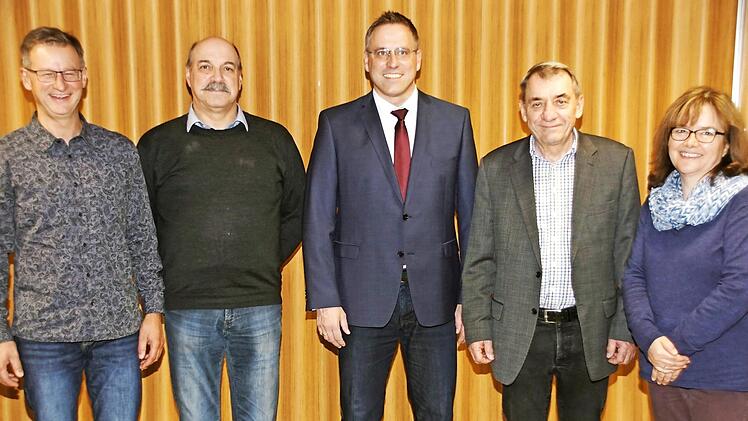 Einstimmig nominierte die Freie Wählerschaft Rauhenebrach Amtsinhaber Matthias Bäuerlein zum Bürgermeisterkandidaten für die Kommunalwahl 2020. Unser Bild zeigt von links Kassier Burkhard Wengel, Zweiten Vorsitzenden Herbert Stapf, Bürgermeister Matthias Bäuerlein, Vorsitzenden Oskar Ebert und Schriftführerin Rosi Keller. Fotos: sw