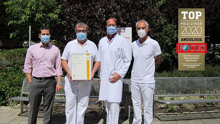 Michael Renziehausen (Krankenhausdirektor), Dr. Matthias Schwenk (Chefarzt Bereich Gefäßchirurgie), Dr. Marcus Thieme (Chefarzt Bereich Angiologie) sowie PD Dr. Hans Krankenberg (neuer Leitender Oberarzt Angiologie) mit der Zertifizierungsurkunde Foto: Regiomed