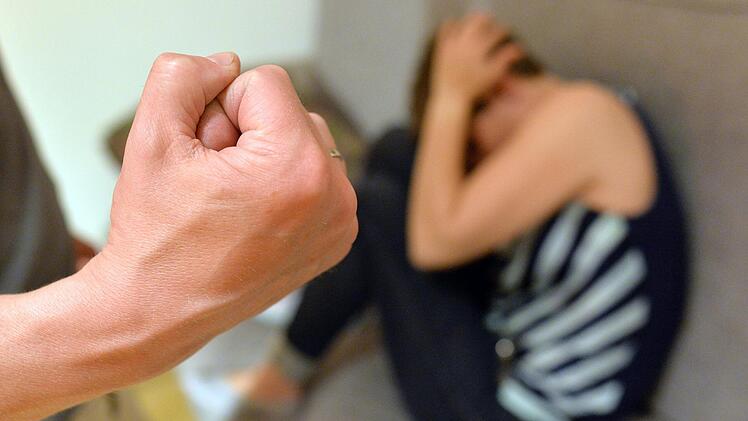 Die Beziehung des Angeklagten zu seiner Ehefrau war allem Anschein nach von Beginn an von Gewalt geprägt. Symbolfoto: Maurizio Gambarini/dpa