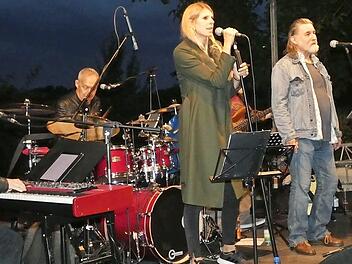 Die Band Session X mit Klaus Neubert, Sophia Weinberger und Toby Hümpfner aus dem Landkreis Haßberge sowie weiteren Musikern aus Nürnberg sorgte beim Zeiler Kinosommer im Finanzamtsgarten für eine perfekte Stimmung.