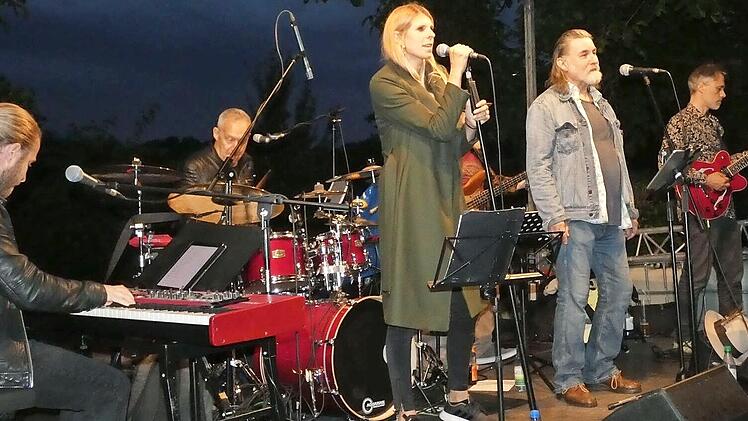 Die Band Session X mit Klaus Neubert, Sophia Weinberger und Toby Hümpfner aus dem Landkreis Haßberge sowie weiteren Musikern aus Nürnberg sorgte beim Zeiler Kinosommer im Finanzamtsgarten für eine perfekte Stimmung.
