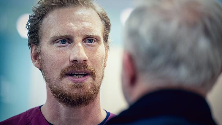 Moritz Eisner (Harald Krassnitzer) und Chef-Pfleger Horst Windisch (Michael Edlinger, links) besprechen m&ouml;gliche Todesursachen im Altersheim.