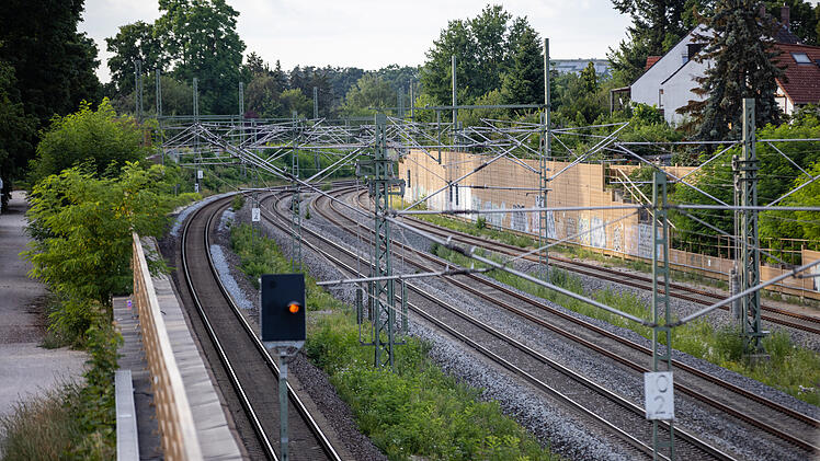 Unbekannte setzten Holzplatten an Bahnbr&uuml;cke in Brand: Zugverkehr erheblich beeintr&auml;chtigt