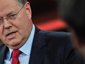 Der SPD-Kanzlerkandidat Peer Steinbrück wurde für seine Vortragshonorare kritisiert. Über Zweiteinkommen von Bundestagsabgeordneten wird seitdem heftig diskutiert. Foto: dpa