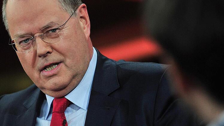 Der SPD-Kanzlerkandidat Peer Steinbrück wurde für seine Vortragshonorare kritisiert. Über Zweiteinkommen von Bundestagsabgeordneten wird seitdem heftig diskutiert. Foto: dpa