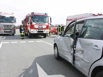 Der Polo (rechts) wurde beim Einbiegen in die B 470 von dem Lastwagen (links) erfasst.  Foto: Andreas Dorsch