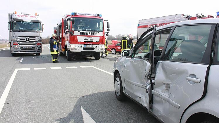 Der Polo (rechts) wurde beim Einbiegen in die B 470 von dem Lastwagen (links) erfasst.  Foto: Andreas Dorsch