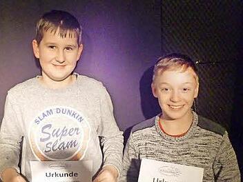 Die beiden Bestplatzierten kommen aus der Erlöserschule: Philipp Engel (links) und Romeo Müller. Foto: Eugen Kügler