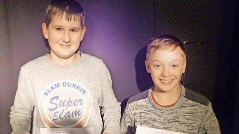 Die beiden Bestplatzierten kommen aus der Erlöserschule: Philipp Engel (links) und Romeo Müller. Foto: Eugen Kügler