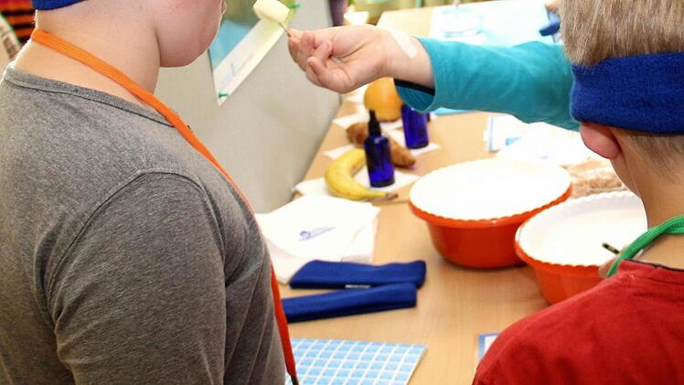 Mit verbundenen Augen sollten sich die Schüler besser auf ihren Geschmackssinn konzentrieren können. Foto: Johanna Blum