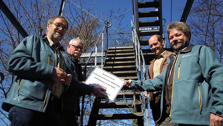 Heinrich Hümpfner, Wolfram Zeller, Dieter Muth und Hans-Peter Meixner (v.l.) bei der Saisoneröffnung des Dreistelzturms. Foto: Raab