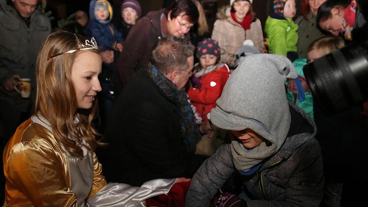 Der Besuch des Christkindes war für die Kleinsten das Größte.  Foto: Alexander Hartmann