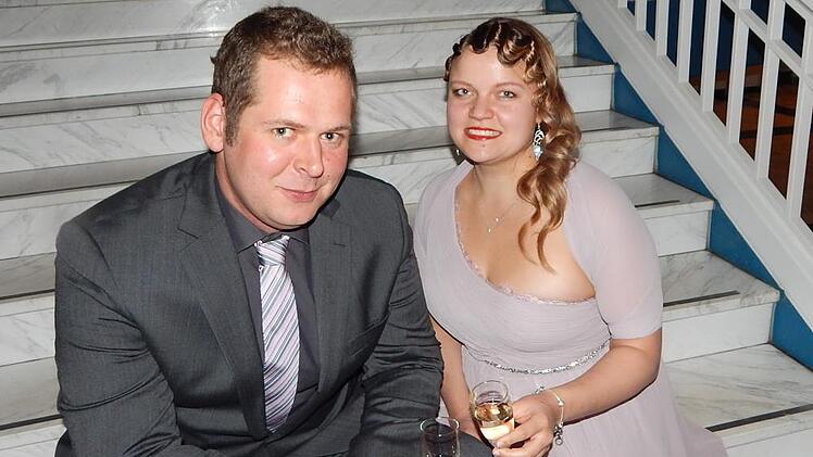 Katrin Ott und Daniel -  ein paar Stunden vor dem Ball standen sie noch im Stall. Foto: Horst Wunner