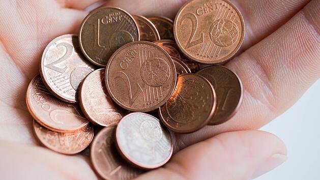 Kleingeld loswerden: Nicht bei jeder Bank kann Münzgeld eingezahlt oder getauscht werden. Wir haben einen Tipp für euch parat, wie ihr die Münzen loswerden könnt.