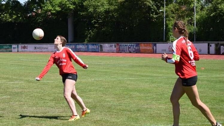 Nadine Potzel beim Zuspiel, Ulla Donath läuft zum Angriff Foto: Stefanie Potzel