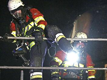 Über das Baugerüst hatten die Einsatzkräfte Zugang zum Brandherd. Fotos: News5/Herse