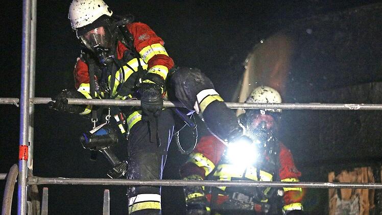 Über das Baugerüst hatten die Einsatzkräfte Zugang zum Brandherd. Fotos: News5/Herse