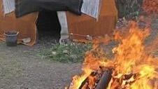 Die Flammen lodern vor der indianischen Schwitzhütte, in der Körper und Geist Reinigung erfahren.Hack