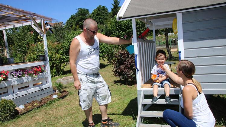 Vorsitzender Stefan Dörfler zu Besuch bei Jennifer Schmidt und ihrem Sohn Damien. Die 27-Jährige hat eine Parzelle in der Kleingartenanlage Katzbachtal übernommen, weil zu ihrer Wohnung kein Garten gehört. "Der Kleine soll aber draußen spielen können", findet sie. Foto: Jürgen Gärtner