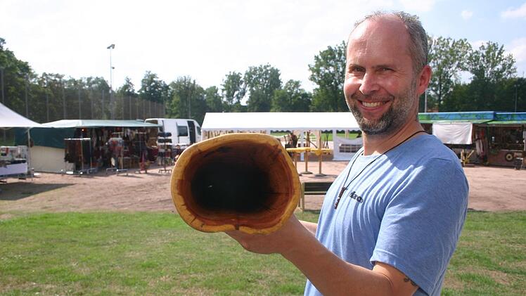 Dass ein Didgeridoo innen völlig hohl ist und über keine mechanischen Teile verfügt, zeigte der Initiator der Didgeridoo-Sound-Days, Marco Munsch, den Besuchern der Veranstaltung. Foto: Martin Rebhan