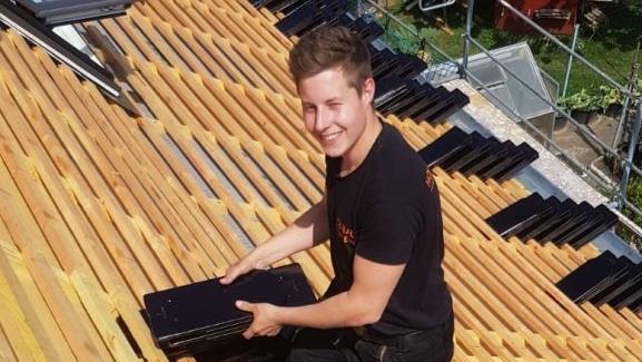 Florian Popp wird in diesem Sommer die Gesellenprüfung zum Zimmerer ablegen.  Foto: Holzbau Blümlein