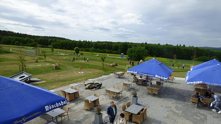 Für einen Pfingstsonntag herrscht wenig Betrieb im Biergarten des  Soccerparks in Regenthal. Es gilt auch hier die Maskenpflicht bis zum  Sitzplatz und die Abstandsregel.