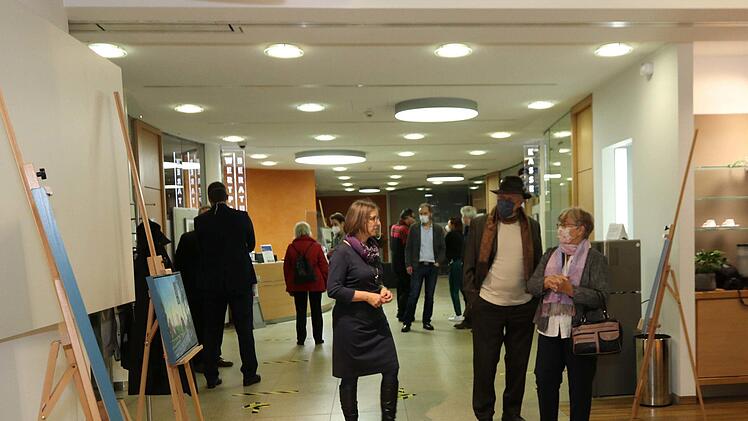 Von der Schalterhalle zur Kunststation: Die Volksbank Forchheim bei der Vernissage zur Ausstellung ausgew&auml;hlter Werke des N&uuml;rnberger K&uuml;nstlers Kurt Neubauer.