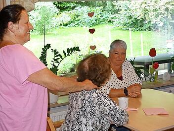 Eine sanfte Massage tut ihren Gästen gut, weiß Christine lieb (links). Elanvital-Geschäftsführerin Madeleine Heßland (rechts) freut es, dass ihre Mitarbeiterin so gern zur Arbeit kommt.