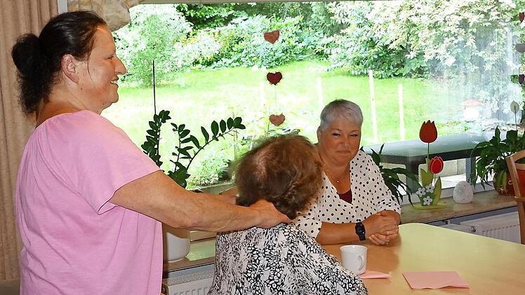 Eine sanfte Massage tut ihren Gästen gut, weiß Christine lieb (links). Elanvital-Geschäftsführerin Madeleine Heßland (rechts) freut es, dass ihre Mitarbeiterin so gern zur Arbeit kommt.