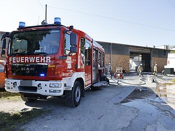 Feuer auf einem Recyclinghof: Rauch steigt aus Lagerhalle