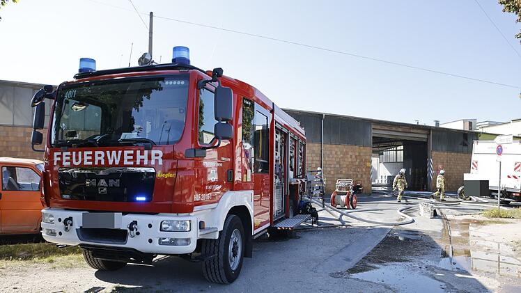 Feuer auf einem Recyclinghof: Rauch steigt aus Lagerhalle