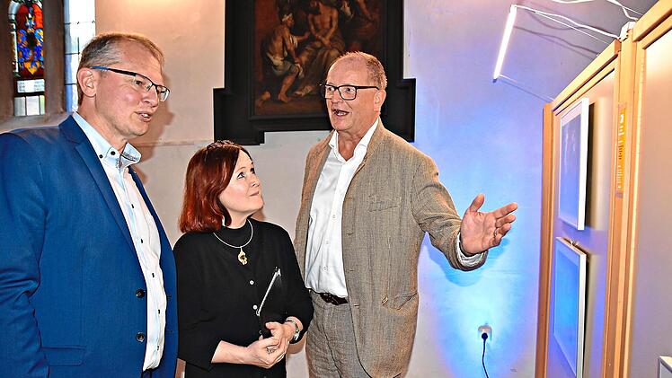 Oberb&uuml;rgermeister Ralf Hartnack (WGK), stellvertretende Landr&auml;tin Christina Flauder (WGK) und Dekan Friedrich Hohenberger zeigten sich von den Fotos sehr angetan.