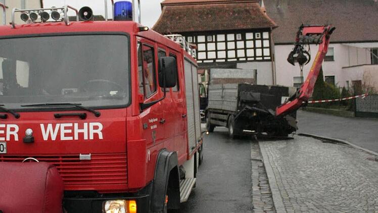 Die Feuerwehr sicherte die Unfallstelle ab, bis das Fahrzeug geborgen werden konnte.