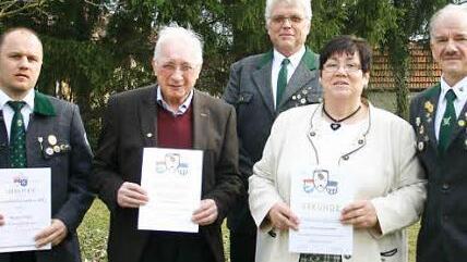Ehrungen gab es viele bei der SG Segnitz: Marcel Will (Vereinsmeister und Bezirksschützenkönig), Manfred Erbar (40 Jahre), Paul Hammel (40 Jahre) und Margarete Baumann (25 Jahre) wurden von Schützenmeister Werner Götz beglückwünscht.