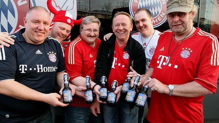 Prosit mit Bier samt eigens entworfenen Flaschenetiketten: Veit Dathe, Thomas Apelt, Arthur Jungleib, Pankraz Schick, Thomas Körber und Ulrich Hühnchen kurz vor dem Abmarsch zur Allianz Arena.